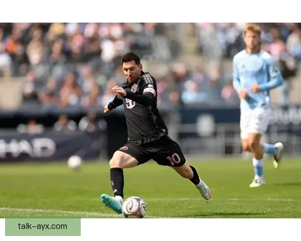 梅西加盟迈阿密国际后首次亮相球场带领球队迎战首场比赛